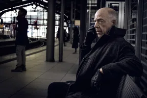 Counterpart: A Mestria de J.K. Simmons Chega a Dobrar