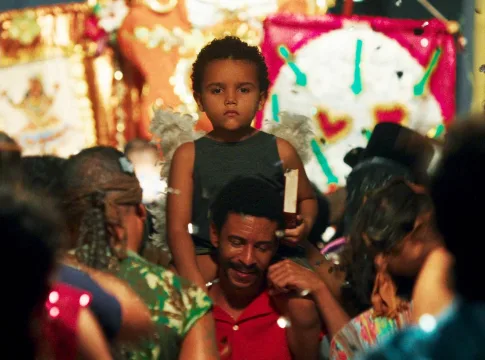 Folia metafísica no bloco de Leonardo Martinelli – Cannes 2025